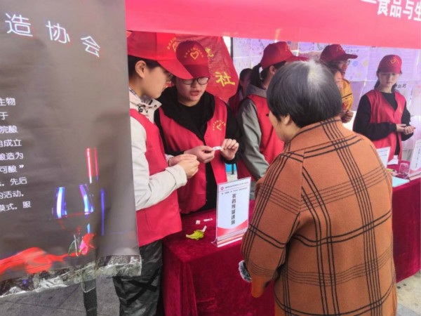 志愿者现场展示农药残留的快速检测