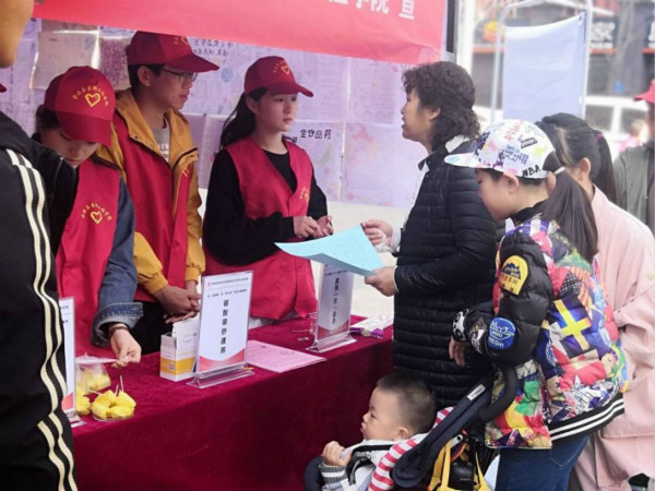 志愿者为居民讲解辨别真假“胶”面条小技巧