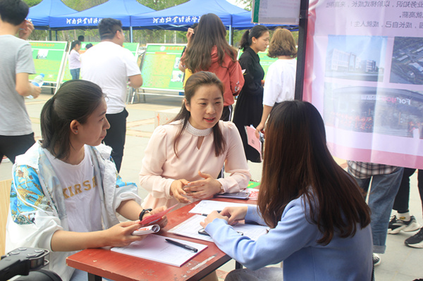 学院老师与企业和应聘学生交流